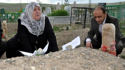 Mahkeme kararını eşi ile kızının mezarına götürdü