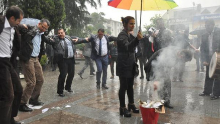 Gölcükte askeri memurlar bordo yaktılar