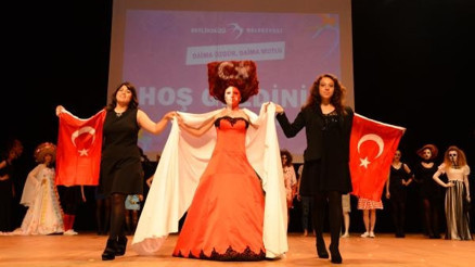 Liseli gençlerden fantastik saç ve makyaj şov