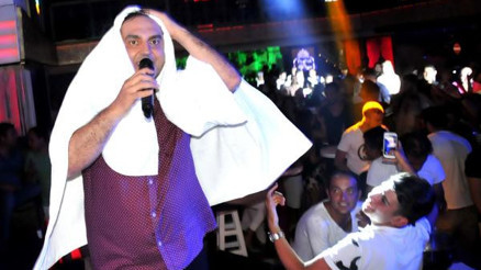 Arto şarkılarıyla coşturdu, şakalarıyla güldürdü