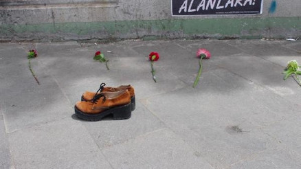 Patlamada 2 bacağının koptuğu yere ayakkabısı konuldu