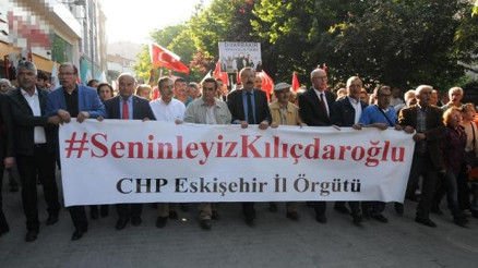 Eskişehirde CHPliler polis barikatını aşıp yürüdü
