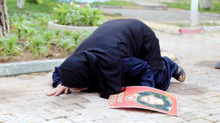 Suruç saldırısında, oğlunun can verdiği yeri öptü