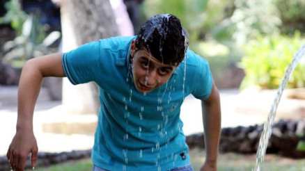 Güneş çarpan kişiye sıvı verilmemeli