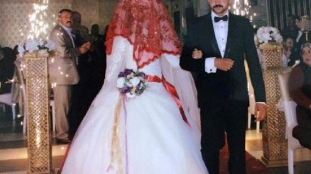 Düğün takıları ile aldığı otomobilini çaldılar