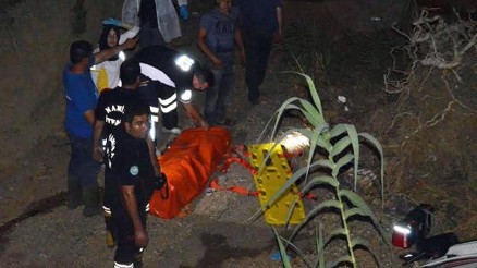 Dereye devrilen hafriyat aracının şoförü öldü