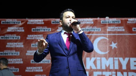 İzmitte demokrasi nöbetine şarkıcı desteği