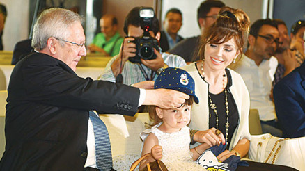 Elini bırakma Aziz Bey, ağlar