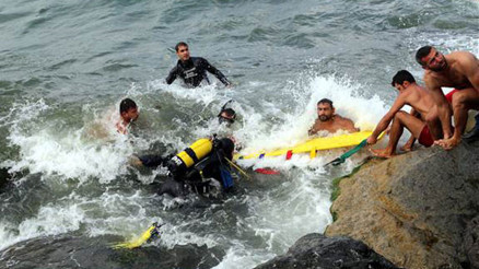 Azgın dalgalar bir aileyi yuttu