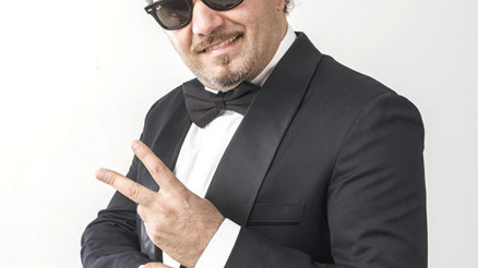 Yeni mağazayı kızlarına gezdirdi