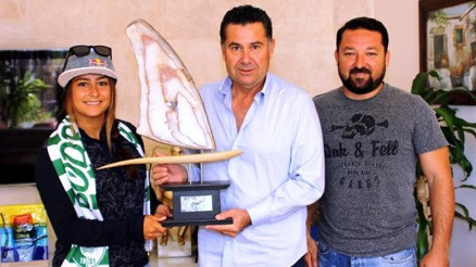 Milli sörfcü sevincini Başkan Kocadonla paylaştı