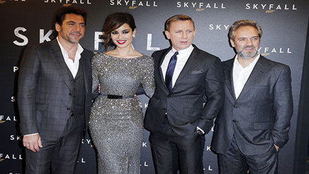 Her zaman şık: Kot, gömlek, blazer