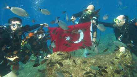 Kaymakam sualtında Türk bayrağı açıp 29 Ekimi kutladı