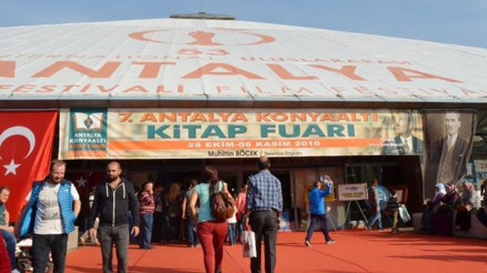Kitap fuarında son gün izdihamı