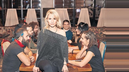 60 dakikada 15 kişiyle flört etti 60 dakikada 15 kişiyle flört etti