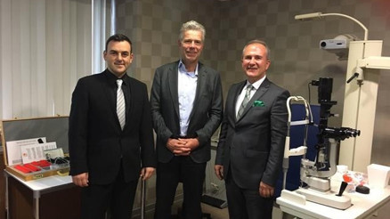 Büyükelçiye göz muayenesi