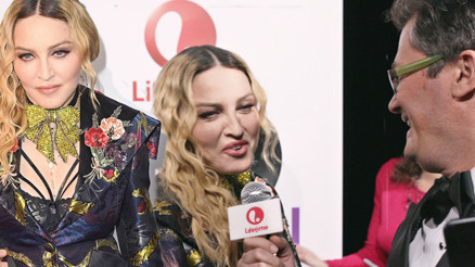 Billboard töreninde kırmızı halıdan canlı