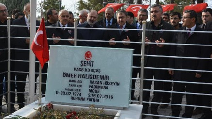 Bakan Eroğlu, Ömer Halisdemir’in kabrini ziyaret etti