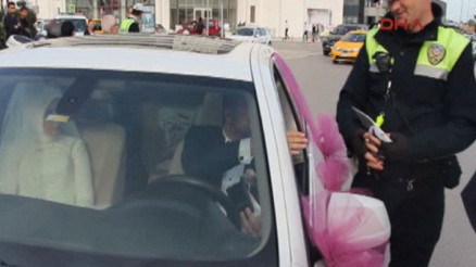 Gelin ve damada düğün günü trafik cezası şoku Gelin ve damada düğün günü trafik cezası şoku