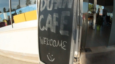 Down Kafede Mannequin Challenge - Sarı Mikrofon