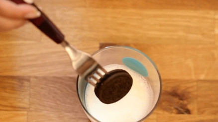 Süte batırılan bisküvinin dağılmaması için - Yaparım Bilirsin