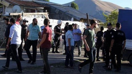Erzurumda aşiret kavgası 100 kişi kavga etti.