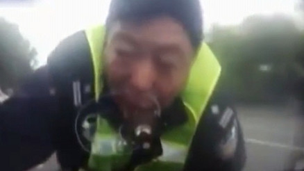 Polis memurunu aracının kaputunda 2 km gezdirdi
