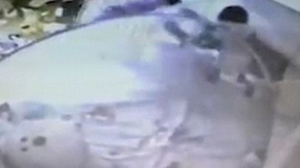 Endonezyada bakıcı şiddeti kamerada