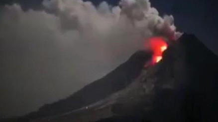 Endonezyadaki yanardağın şiddetli patlama anı kamerada