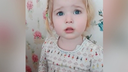 Kelebekten korkan sevimli kız