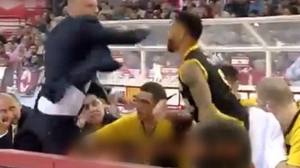 Zdovc oyuncusuna yumruk salladı