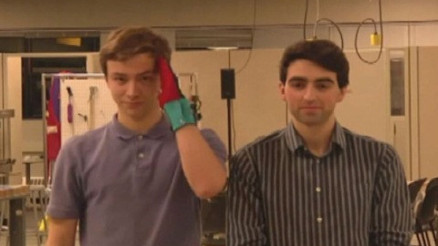 İşaret dilini sesli konuşma diline çeviren eldiven yaptılar