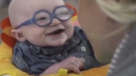 Annesini ilk kez gören bebeğin mutluluğu böyle görüntülendi