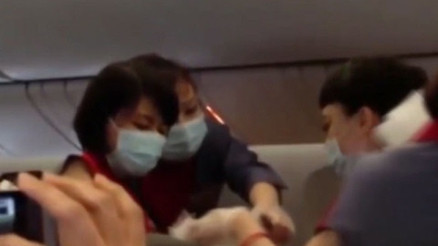 Hamile kadın uçakta doğum yaptı