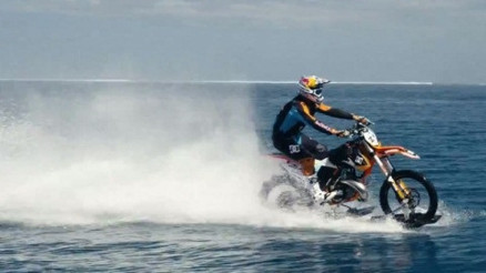Karşınızda motosikletle sörf yapan ilk insan