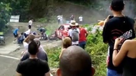 Fransada yarış otomobili seyircilerin arasına daldı