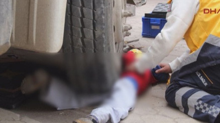 Kamyonun altında sıkışan çocuğu AFAD ve itfaiye ekipleri çıkardı