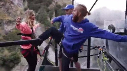 Korkusuzca bungee jumping yapan insanlar