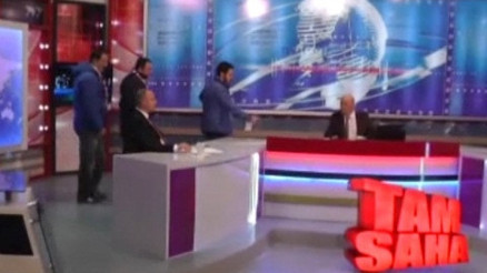 Taraftar canlı yayınlanan programa girip slogan attı