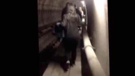 Metro tünelindeki tahliye yürüyüşü kamerada Metro tünelindeki tahliye yürüyüşü kamerada