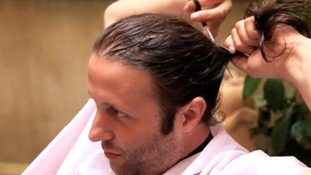 İlker Ayrık çok sevdiği saçlarını kestirdi