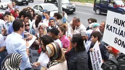 Polis eşlerinden üniformalı protesto Polis eşlerinden üniformalı protesto