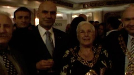 TURAN ÇÖMEZ LONDRADA BÖYLE GÖRÜNTÜLENDİ