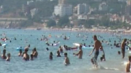 ANTALYA PLAJLARI DOLDU TAŞTI ANTALYA PLAJLARI DOLDU TAŞTI