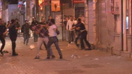İSTİKLAL CADDESİNDE EYLEMCİLER İLE POLİSİN YUMRUK YUMRUĞA KAVGASI KAMERADA