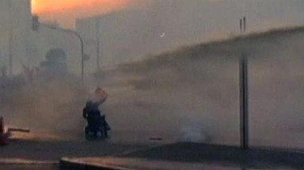 TAKSİMDE TEKERLEKLİ SANDALYEDELİ EYLEMCİYE TAZYİKLİ SU