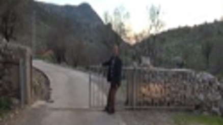 HAYVANLAR TARLAYA GİRMESİN DİYE ANAYOLA SÜRGÜLÜ KAPI