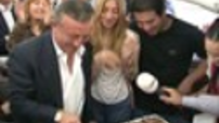 ALİ AĞAOĞLUNA UÇAKTA DOĞUM GÜNÜ SÜRPRİZİ