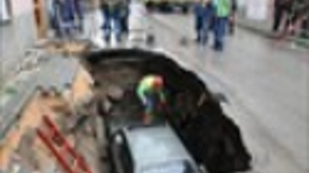 ASFALT ÇÖKTÜ OTOMOBİL ÇUKURA DÜŞTÜ