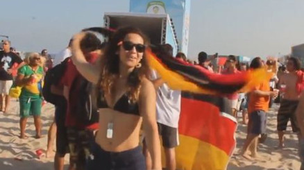 Portekiz galibiyetini çılgınlarca kutlayan Alman taraftar